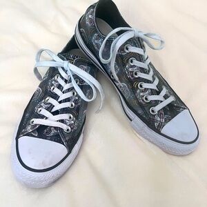 Converse All Star sneakers. Size 8 for women and 6 for men. Very clean and fun!